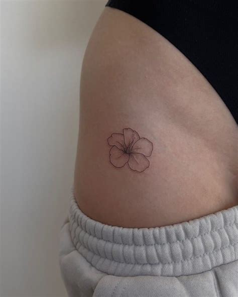 23 Impressive Hip Tattoo Ideas You’ll Want To Show。